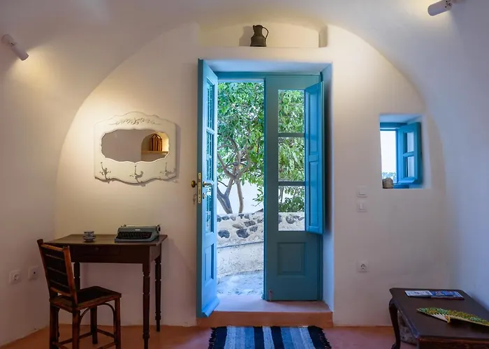 Santorinio Yellow House