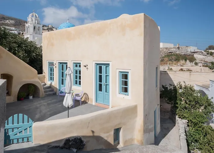 Santorinio Yellow House